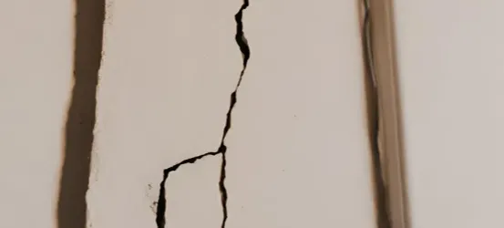 Photo grosse fissure sur mur